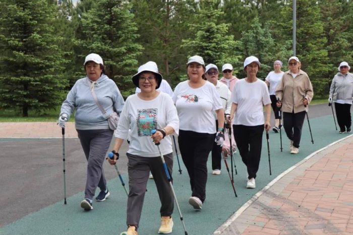 Астанада зейнеткерлерге арналған скандинавиялық жүрістің күзгі маусымы басталды