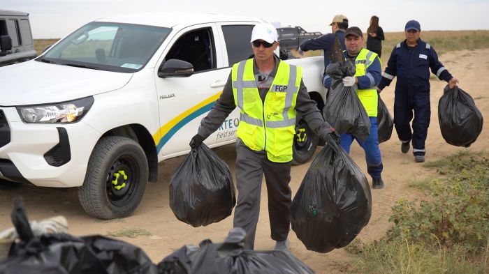 ТШО қызметкерлері Кұлсарыда 60 текше метр қоқыс жинады