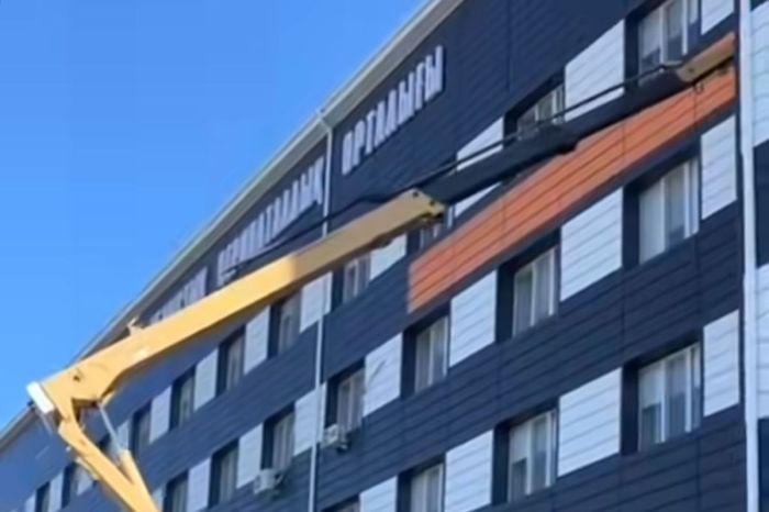 Кімнің есебінен? Атырауда облыстық перзентхана ғимараты қызғылт-сары түске қайта боялуда  ​