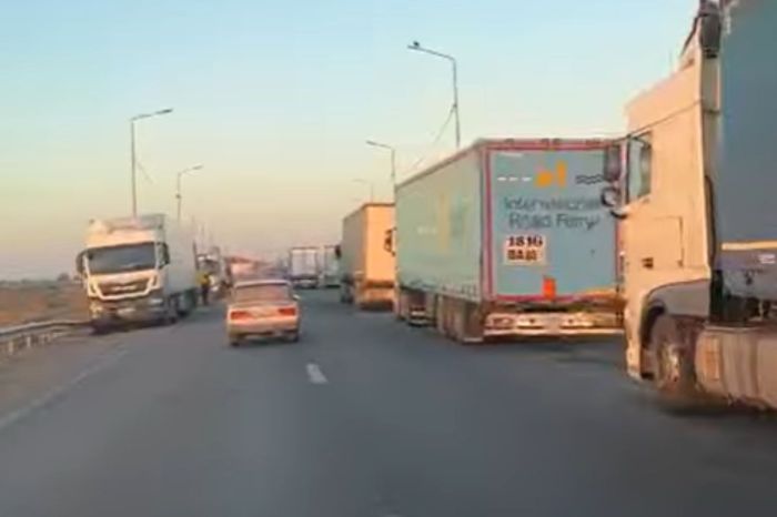 Құрманғазыда жүздеген жүк көлігі екі тәулік бойы кезекте тұр