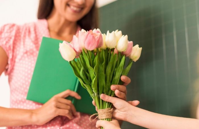 Мұғалімдер күні: қымбат сыйлық емес, шынайы көңіл мен жылы сөз жеткілікті