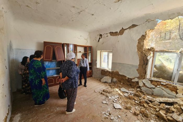 «Өлігіміз үй астында қалмасын»: құлсарылықтар барак үйлерде қорқынышпен өмір сүріп жатыр