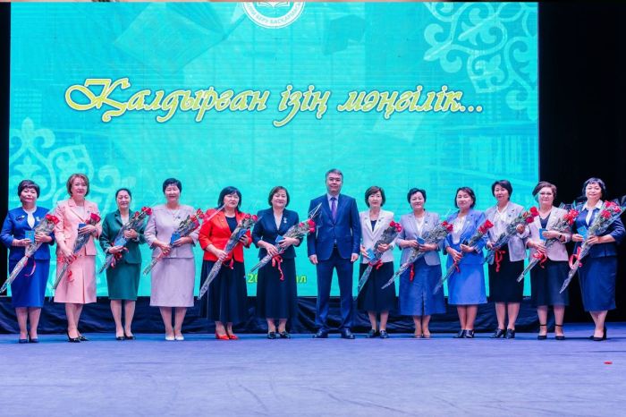 Құрмет пен алғыс: Атырауда ұстаздар күні атап өтілді