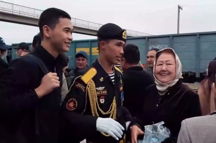 Атыраулық сарбаздар әскери борышын өтеп, елге оралды