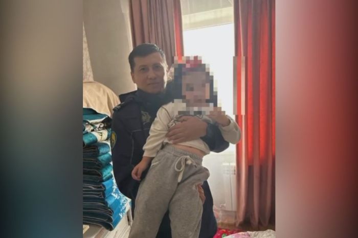 «Қазір мамаңды табамыз, есікті ашамыз»: ​Атырауда учаскелік инспектор 4 жасар қызды қауіптен құтқарды