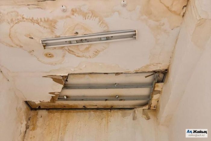 ​"Мұндай жағдайда науқасты қалай қабылдауға болады?" - Махамбет ауылы тұрғындары емхананың жағдайына шағымданды