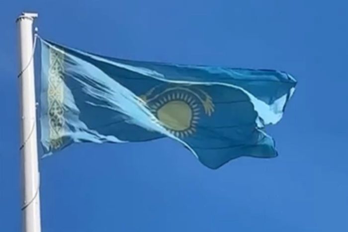 Атырауда мемлекеттік туды тутұғырға теріс ілген