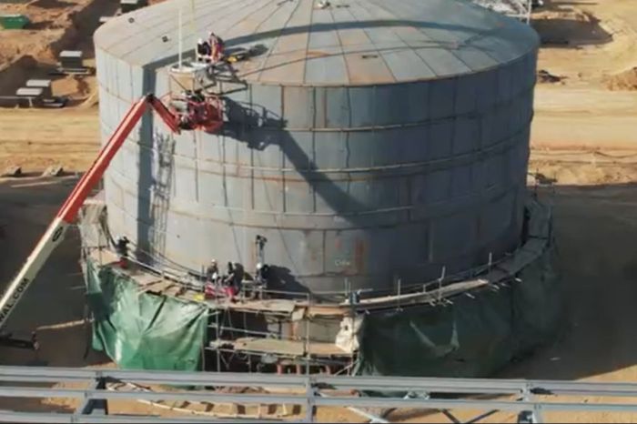 ​Қашағандағы ГӨЗ: негізгі монтаждау жұмысы аяқталды, резервуарлар құрастырылып, желілер тартылып жатыр