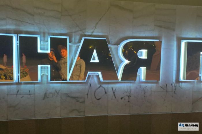 Атырауда вандалдар Жеңіс саябағындағы мемориалды бүлдірді 