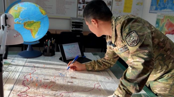 Әскери метеорологтар ауа райын болжаудың заманауи әдістерін зерделеуде