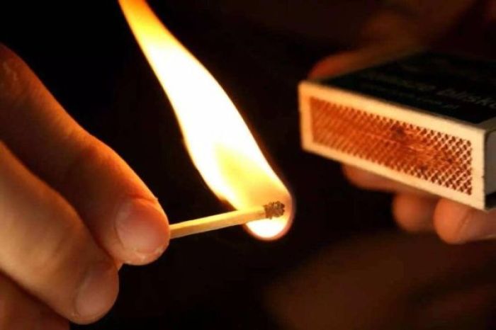 Семейде сіріңкемен ойнаған бір үйдің төрт баласы тірідей жанып кете жаздады