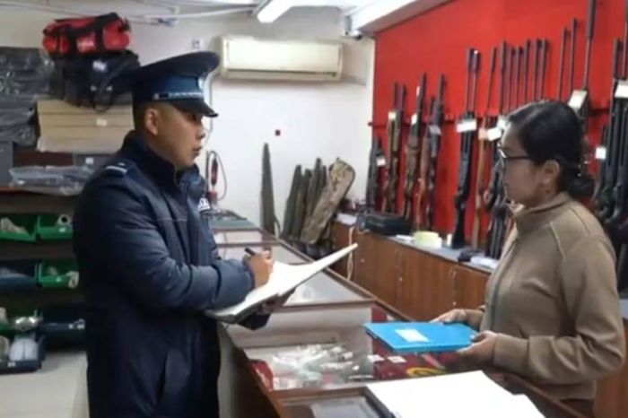 Атырауда полицейлер қару дүкендерін тексерді