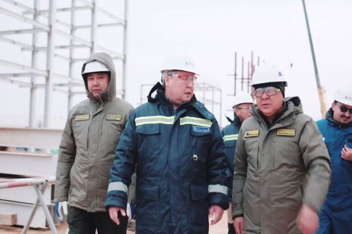 QazaqGaz басшылығы Қашағандағы газ өңдеу зауытының құрылысын тексерді