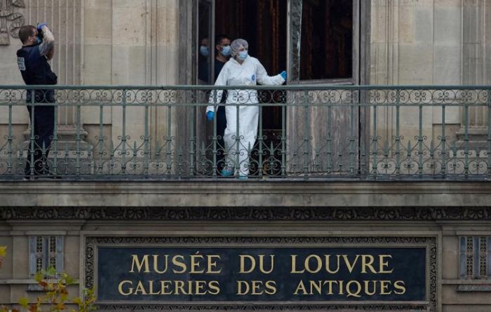 Францияда Луврді тонаған күдіктілер ұсталды