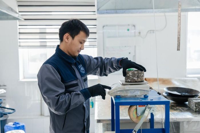 ​Атырауда жаңа технология арқылы жолдың сапасы ​жақсарады