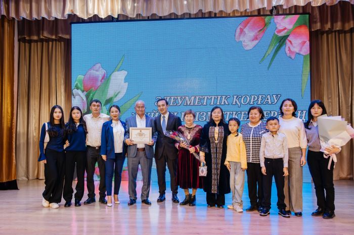 Атырауда әлеуметтік қорғау жүйесі қызметкерлері марапатталды