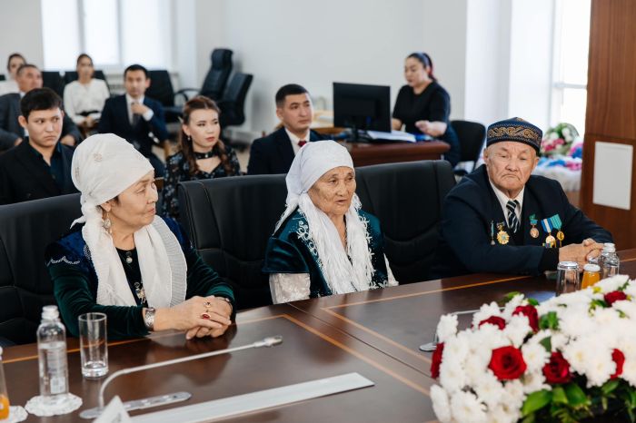 Атырауда мерейтой иелері мен жас отбасылар марапатталды