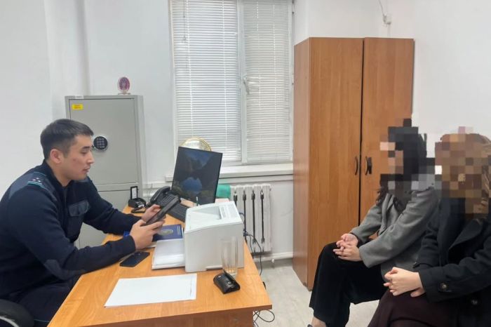 ​Атырауда қыздар автокөлік жолына жатып алып, бөгеп тастаған