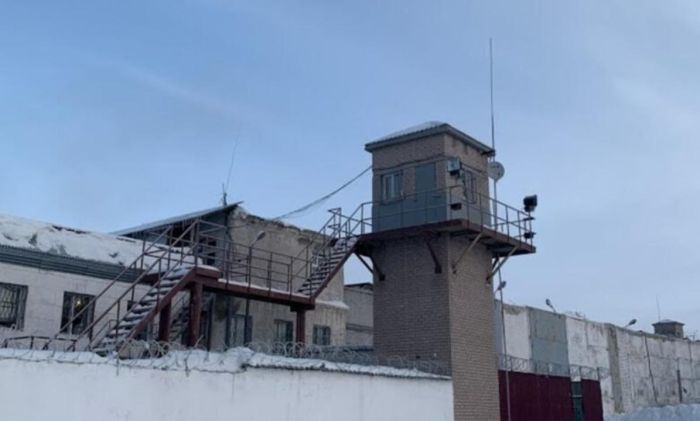 Ұландықтар тігін машиналарының ішіне жасырылған 8 телефон мен 7 SIM-картаны анықтады