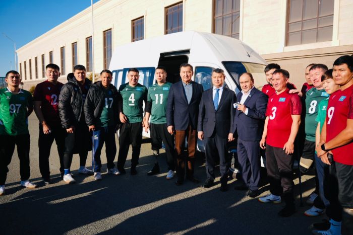 «Теңізшевройл» Қазақстанның отырып ойнайтын волейбол федерациясына техника мен жабдық табыстады