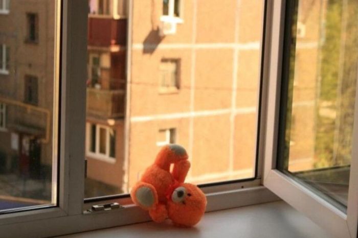 ​Атырауда екі жасар сәби балконнан құлап көз жұмды