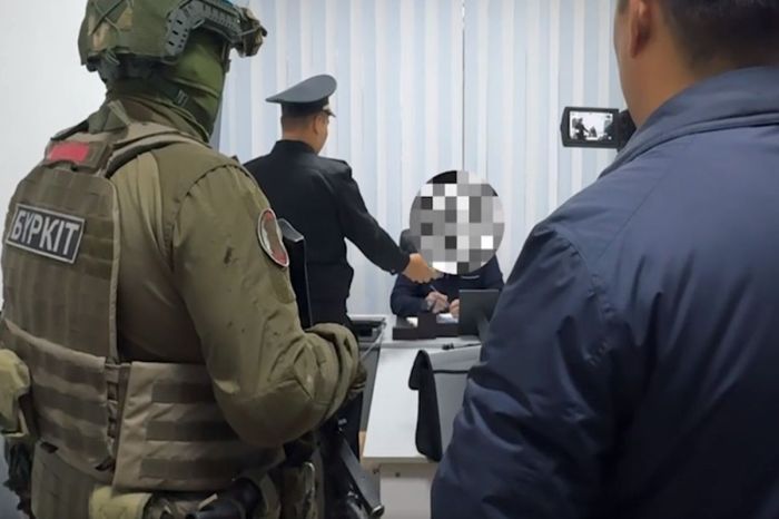 Оралда колледж директоры 49 млн теңге жымқырды