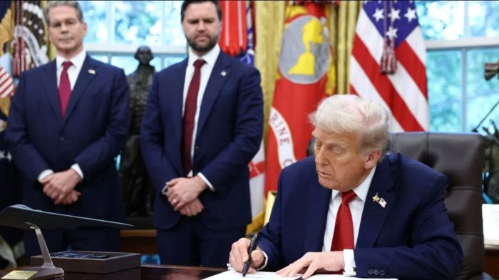 Трамп Эпштейн ісіне қатысты құпия файлдарды жариялау туралы заңға қол қойды