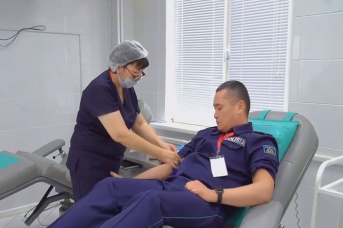 Атырауда полицейлер 6 литр қанмен бірнеше адамның өмірін аман алып қалды