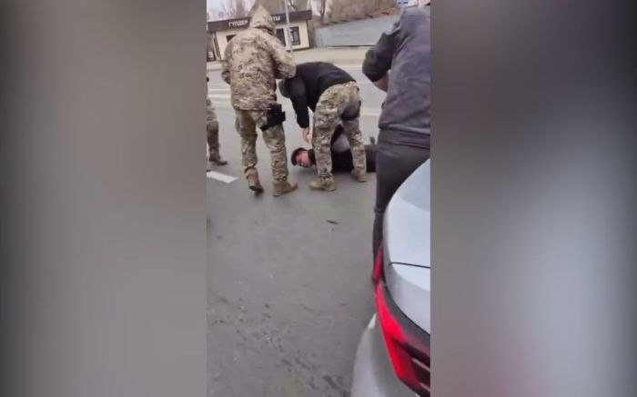 Атырау жолындағы жанжал: көлік жүргізуші қарсыласының қолын жаралады