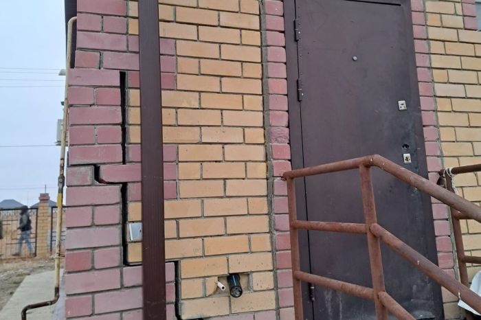 Талғайраңдағы опырыла бастаған үйлер мәселесі қылмыстық тергеуге ұласты 