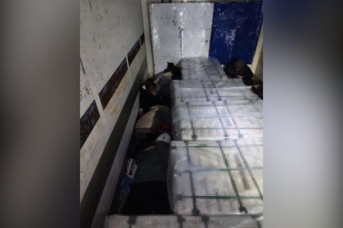 Ақтөбе шекарасында жүк көлігімен заңсыз өтпек болған 10 шетелдік ұсталды