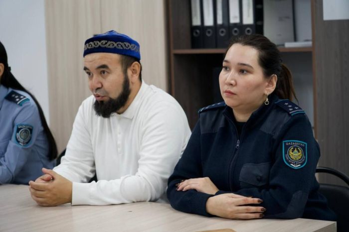 ​Отбасылық жанжалдың алдын алу: Атырауда қамаудағыларға құқықтық және діни кеңес берілді​