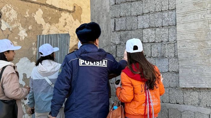 Түркістан облысында полиция мен еріктілер 200-ге жуық граффити жазбасын жойды  