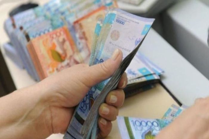 «Он үшінші жалақы»: Қазақстанда кімдерге төленеді және қалай алуға болады