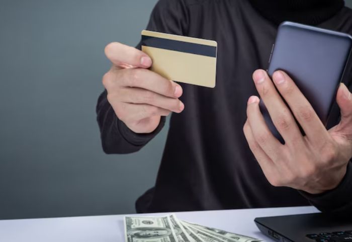 Павлодарда полицейлер зейнеткерді алаяқтардан құтқарып қалды 