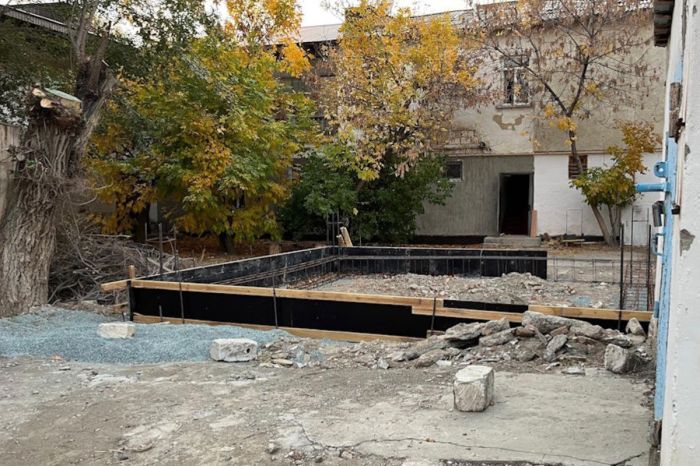 “Мақаланы өшіріңіз”: Атыраудағы Одесская көшесінде құрылыс салушы тексеруді тоқтатпақшы