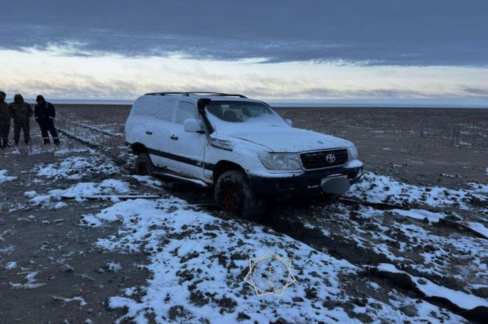 Атырау облысында құтқарушылар далада батпаққа батқан көлікті шығарып алды