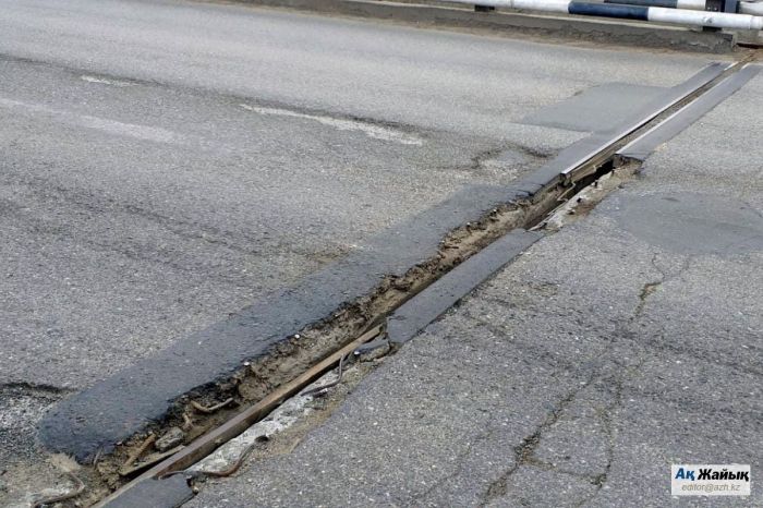 Атыраудағы айналма жол көпірінде тағы ақау пайда болды