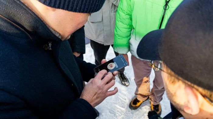 Министр Мәдиев Starlink Direct-to-Cell технологиясын сынақтан өткізді