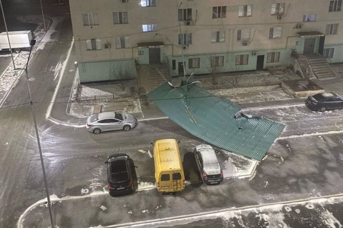 Атырау облысында қатты жел салдарынан шатыр ұшып, үйдің қасбеті құлап, жарық өшті