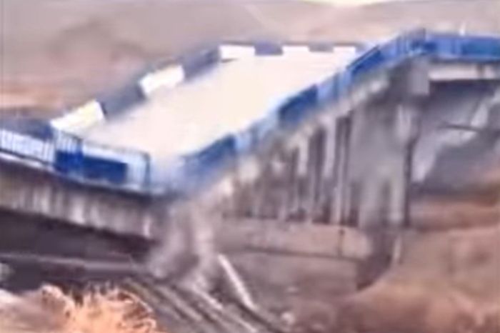 Түркістан облысында Келес өзеніндегі көпір құлап, көлік қозғалысы тоқтатылды