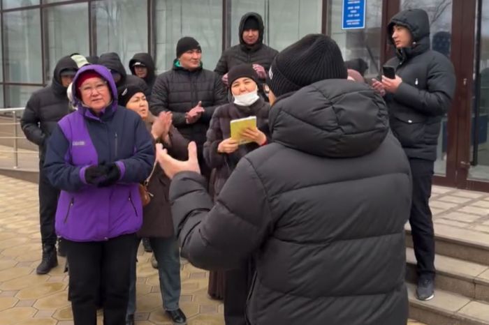 Атырауда «жалған стоматология» ісі бойынша ұсталғандардың туыстары акция өткізді