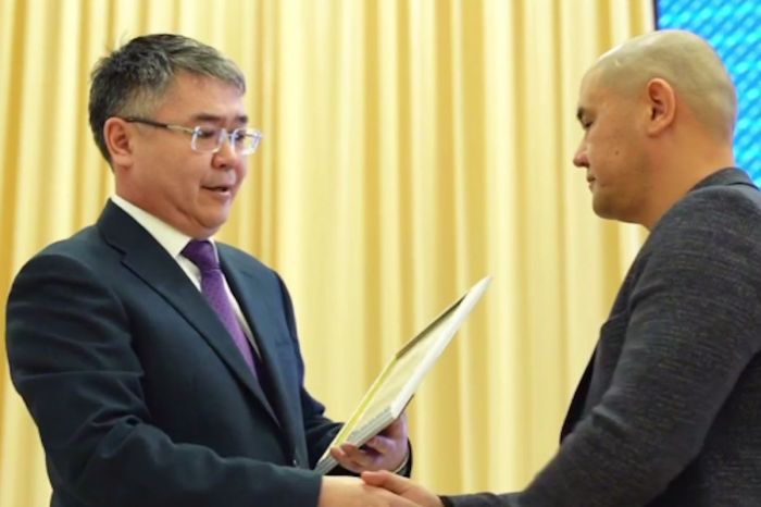 Бір адамның бастамасы – мың адамның үлгісі: Атырауда Жайықты тазартқан белсендіге алғыс айтылды