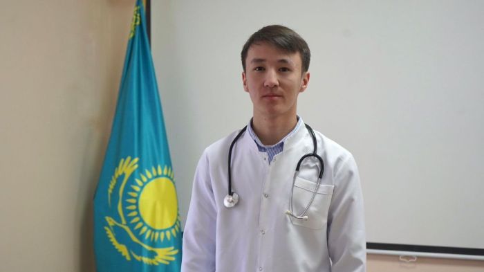 Атырауда фельдшер көпірден секірмек болған ер адамды құтқарып қалды