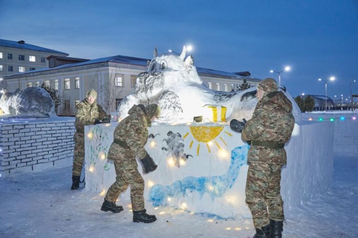 Жаңа жылға дайындық: елордалық ұландықтар өз күштерімен мұз қалашық жасады