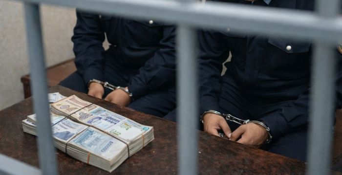 Мақатта полицейлер сыбайлас жемқорлық күдігімен ұсталды