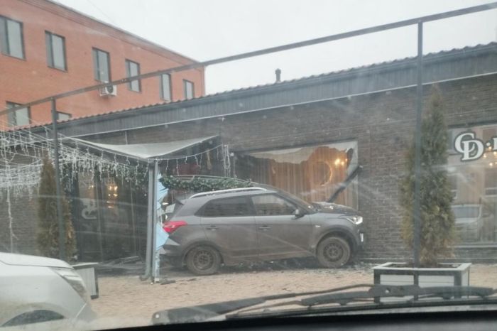 ​Атырауда қарт жүргізуші көлігімен мейрамхана ғимаратына соғылды