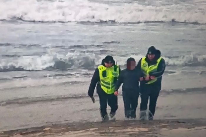 Ақтауда полицейлер суға батып бара жатқан жасөспірімді құтқарды  