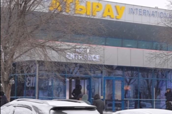 ​Атырау әуежайында рейстер уақытша тоқтатылды: ұшу-қону жолағы тазартылуда