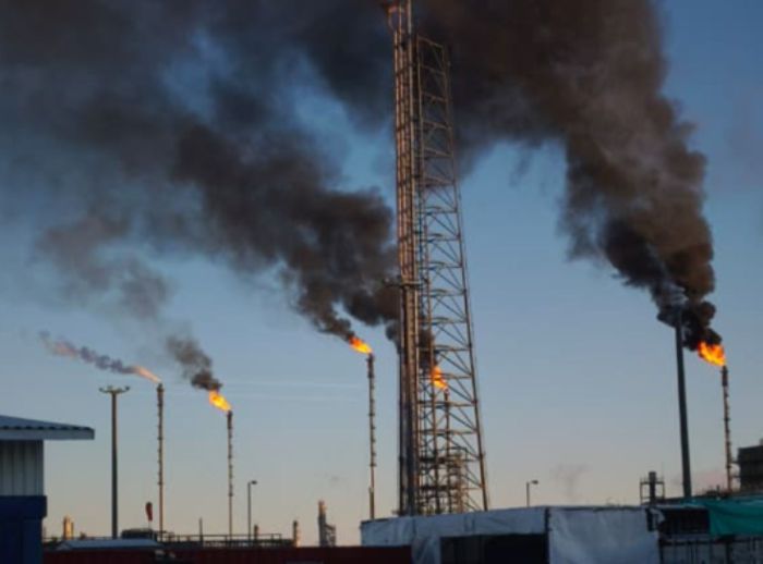 Теңіздегі қою қара түтін: не болып жатыр?